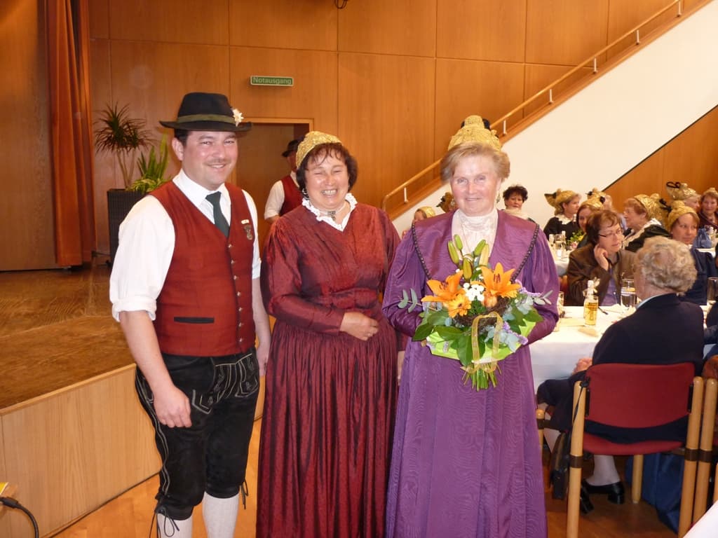 Maria Dolpp, Mitbegründerin der Goldhaubengruppe Kellberg, beim Gründungsfest 2010 geehrt
