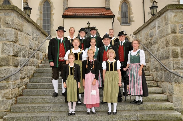 HTV Kellberg in Tracht vor der Pfarrkirche