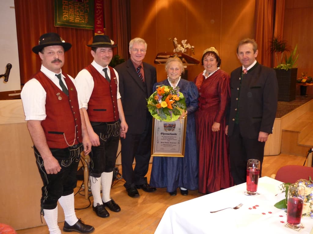 Emma Schreiner mit Ehrenurkunde bei ihrer Ernennung zum Ehrenmitglied 2010