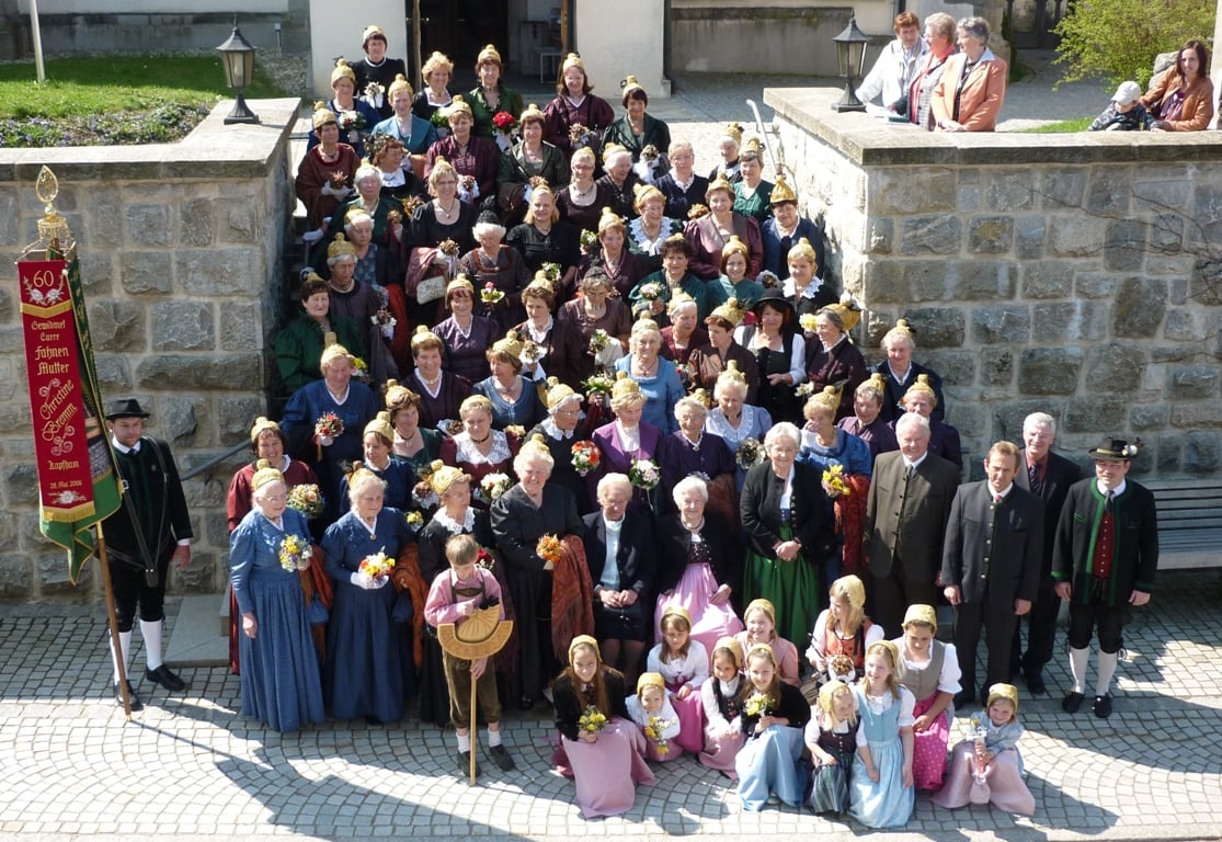 Über 80 Goldhaubenfrauen mit Vereinsfahne beim 30-jährigen Gründungsfest 2010